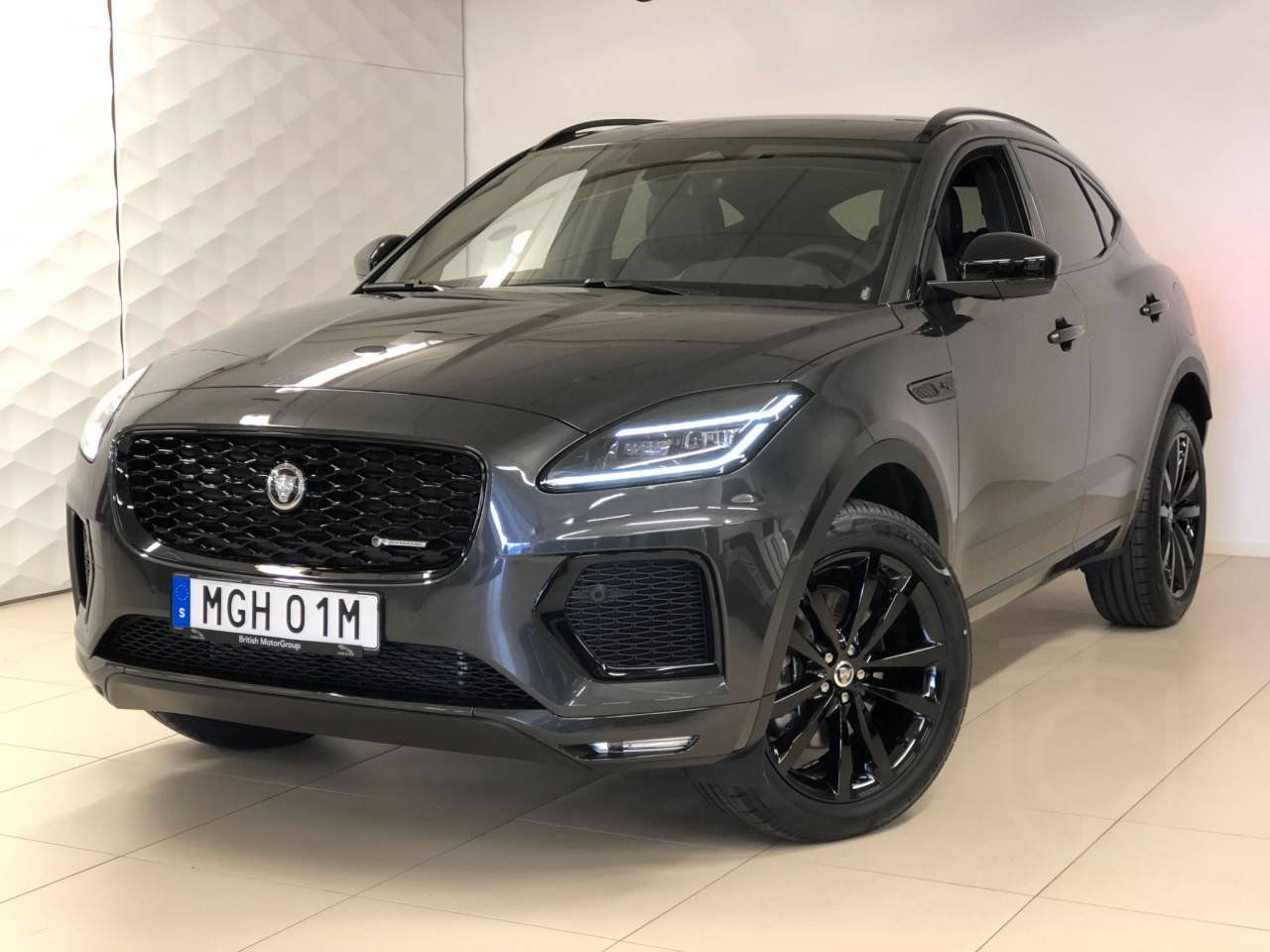 Jaguar E-Pace P300e