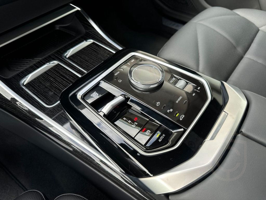 BMW 740dA xDr M SPORT SkyL,StHzg,AHK,IconicG,Multisi