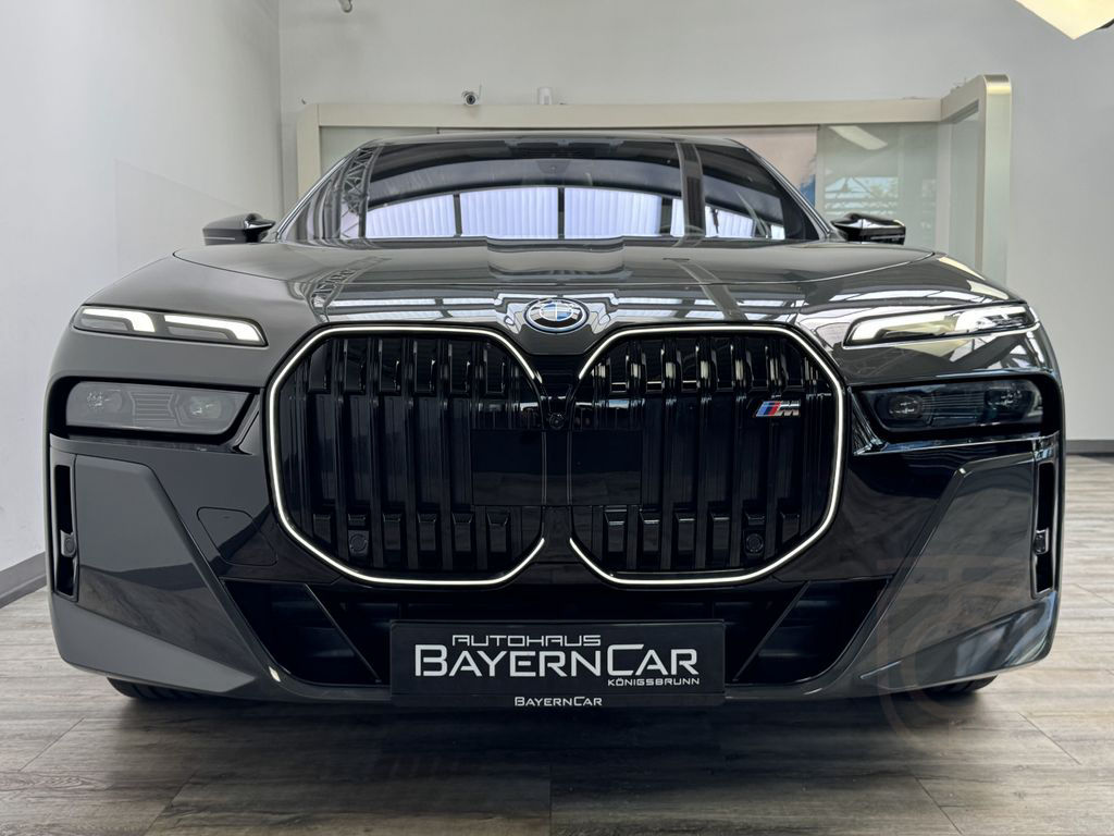 BMW M760 e xDrive Executive Lounge 21Zoll TV AHK