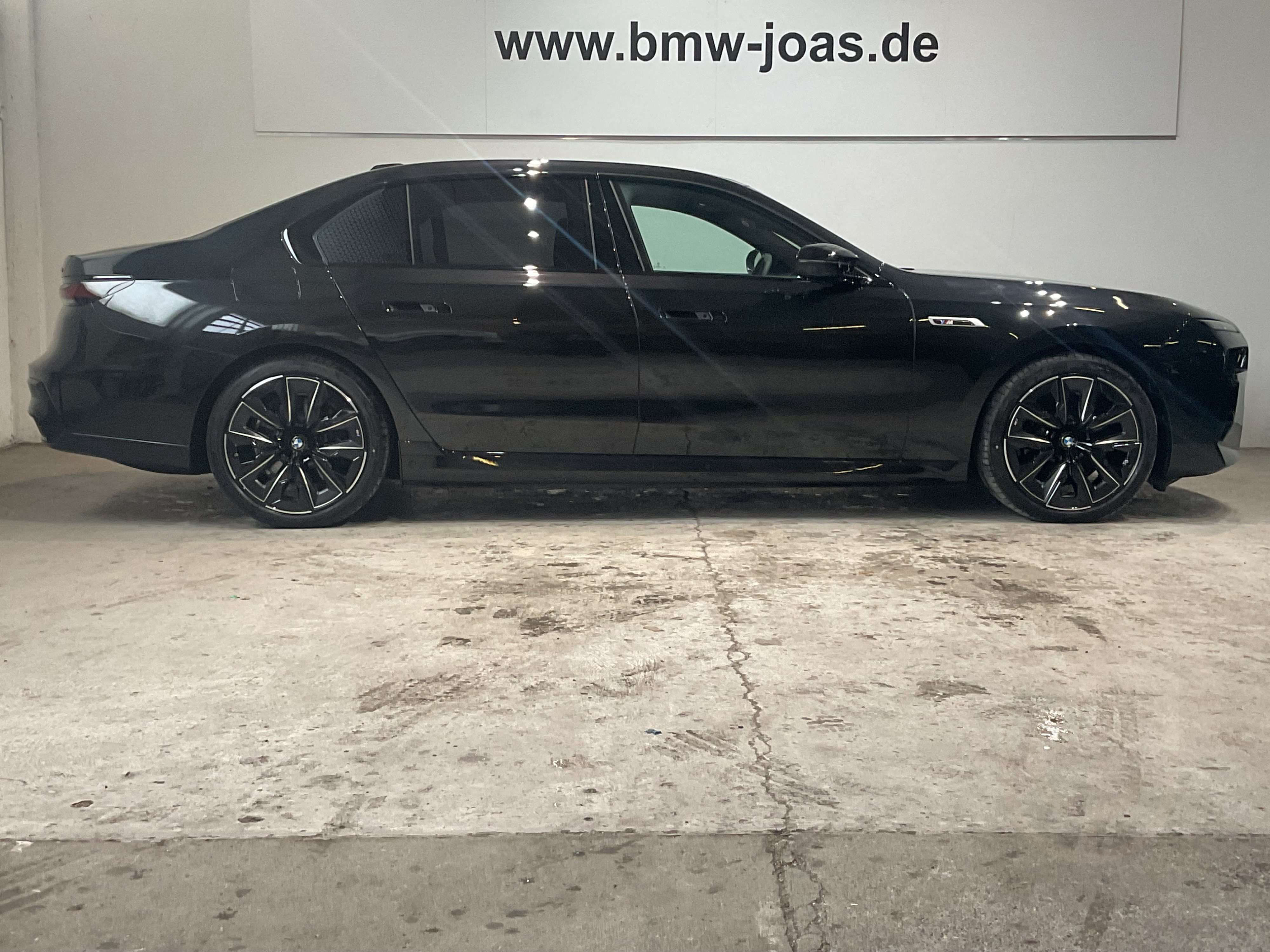 BMW i7