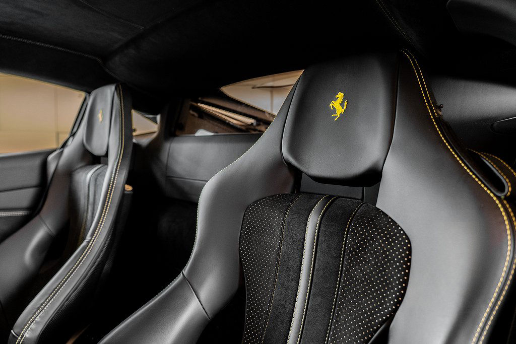 Ferrari F8 Tributo / Svensksåld / Kolfiberstolar / OBS SPEC! /