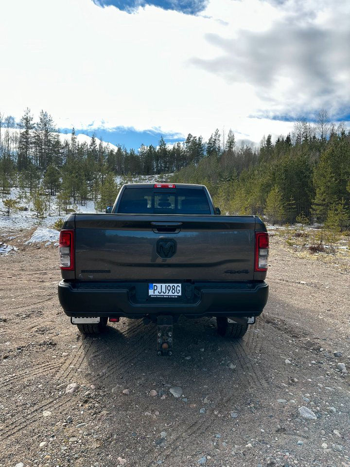 Dodge RAM 3500 CREWCAB - 6.4L HEMI V8 -