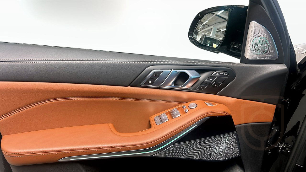 BMW X7 xDrive40i B&W