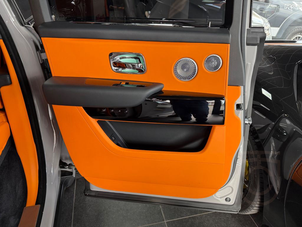 Rolls-Royce Cullinan- 4 seats- Bespoke- Starlight- Tables+TV