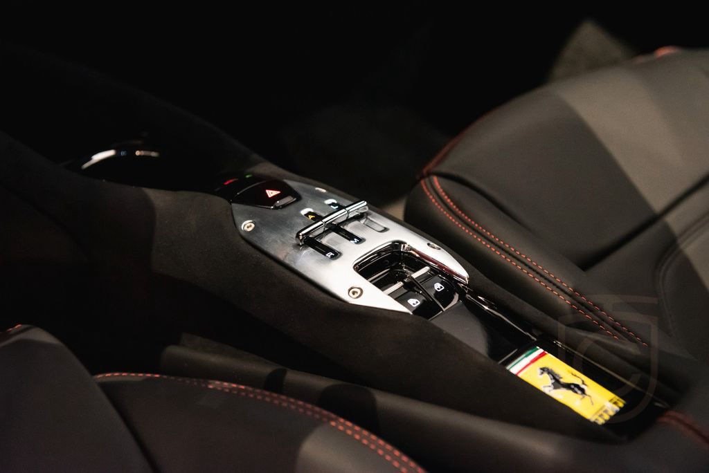 Ferrari 296 GTB *CARBON, FULL OPTIONS*