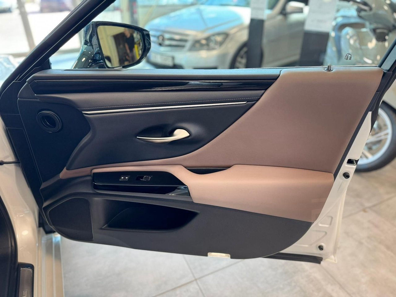 Lexus ES 300h 2.5 E-CVT Limited Edition