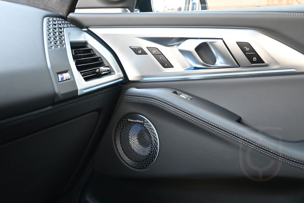 BMW XM*B&W*MASS*LUFT*23"AHK*ACC*NAV*MIETKAUF