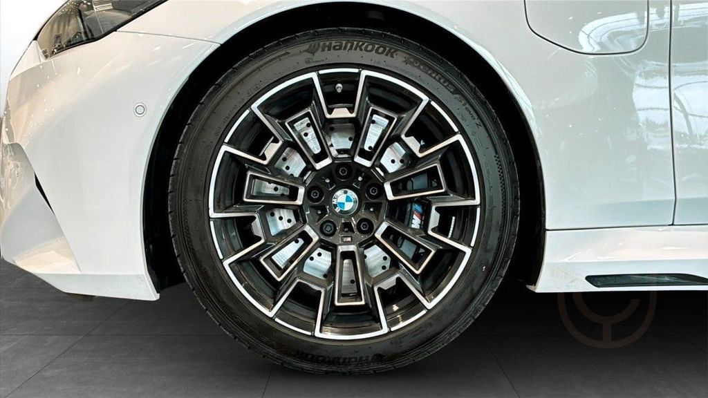 BMW M5 xDrive G90 727hp Hybrid TOWBAR B&W HUD *VAT*