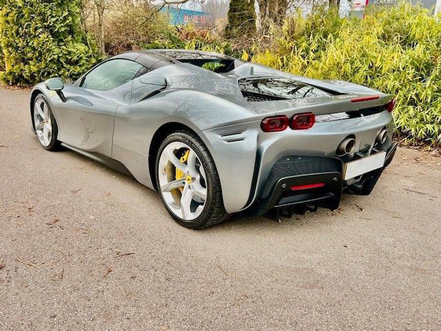Ferrari SF90 Spider JBL Lift Kamera Garantie -1Hand