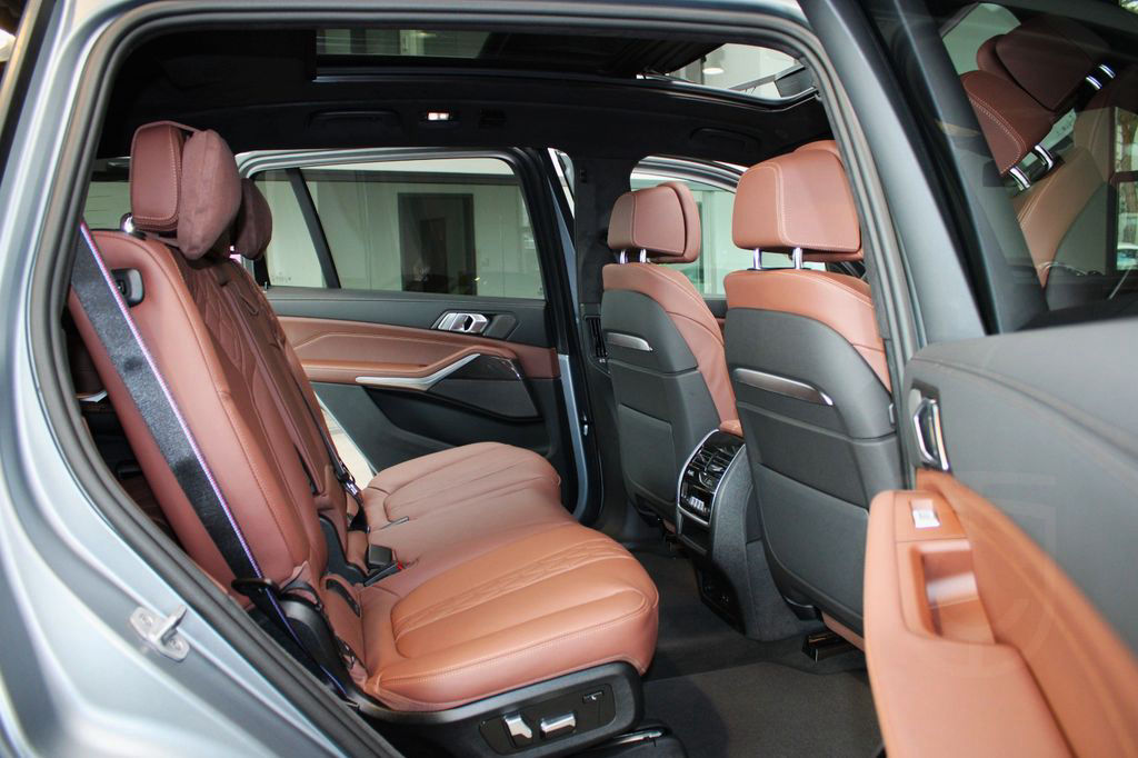 BMW X7 M60i M SPORT PAKET PRO/SKY-LOUNGE/FROZEN GREY