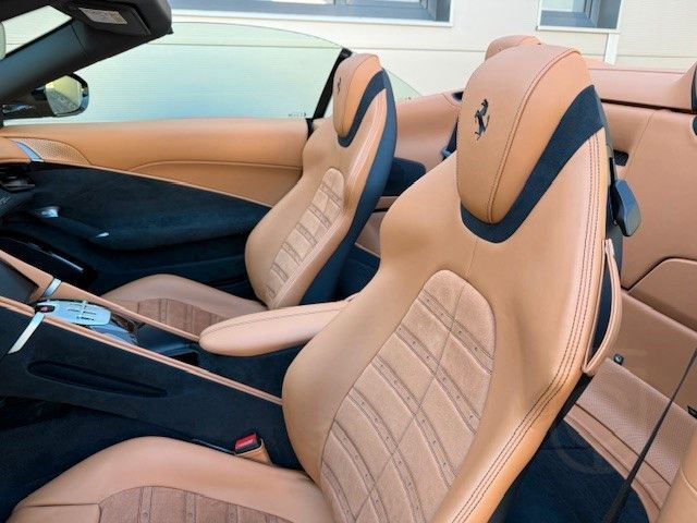Ferrari Roma Spider MY25/MAGNERIDE/Carbon/Surround