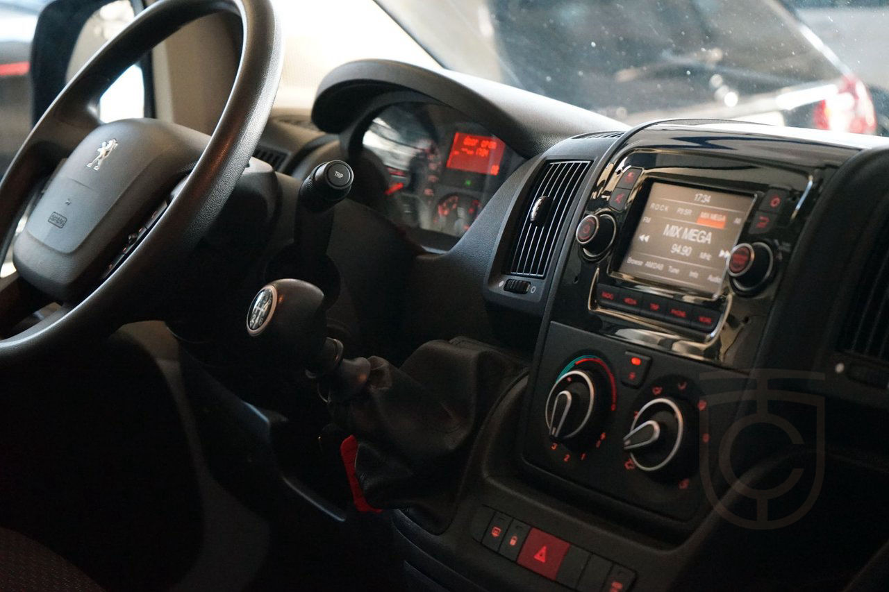 Peugeot Boxer Van 335 2.2 BlueHDi