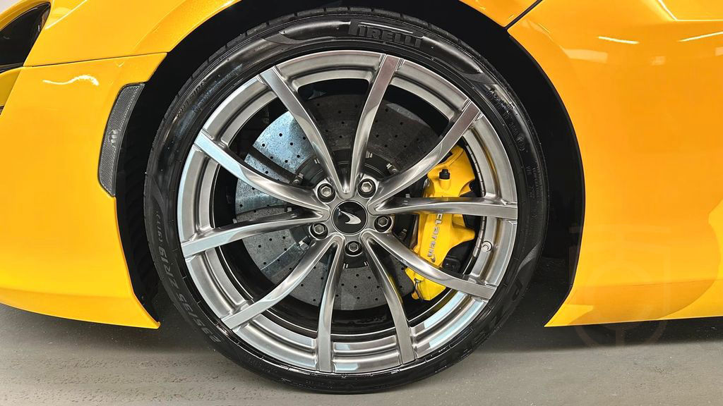 McLaren Artura / MSO Volcano Yellow / Full Carbon Fibre