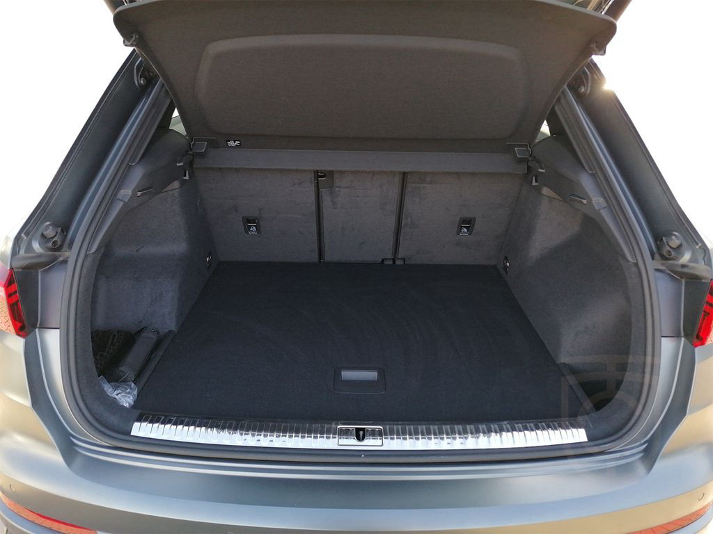 Audi RS Q3 S tronic PANO+MATLACK+280VMAX+AHK+KERAMIK