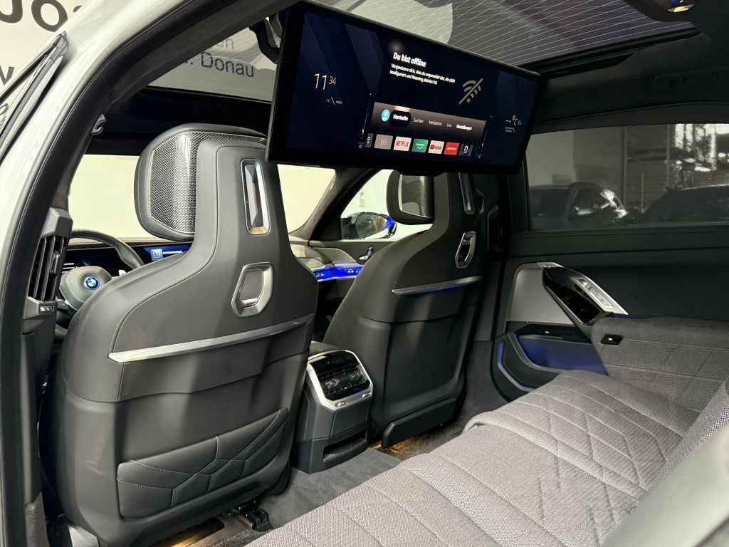 BMW M760e xDrive Lounge Seating Sky Lounge M Perform