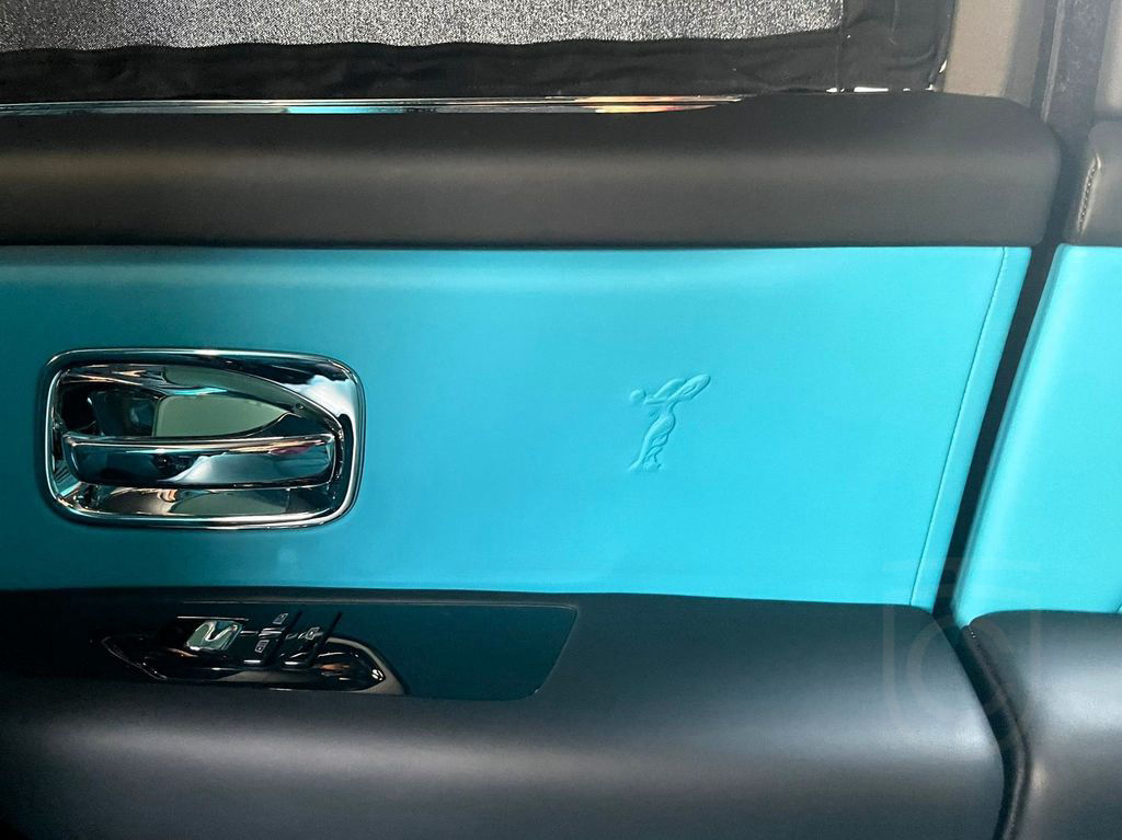 Rolls-Royce Cullinan Bespoke HUD TV