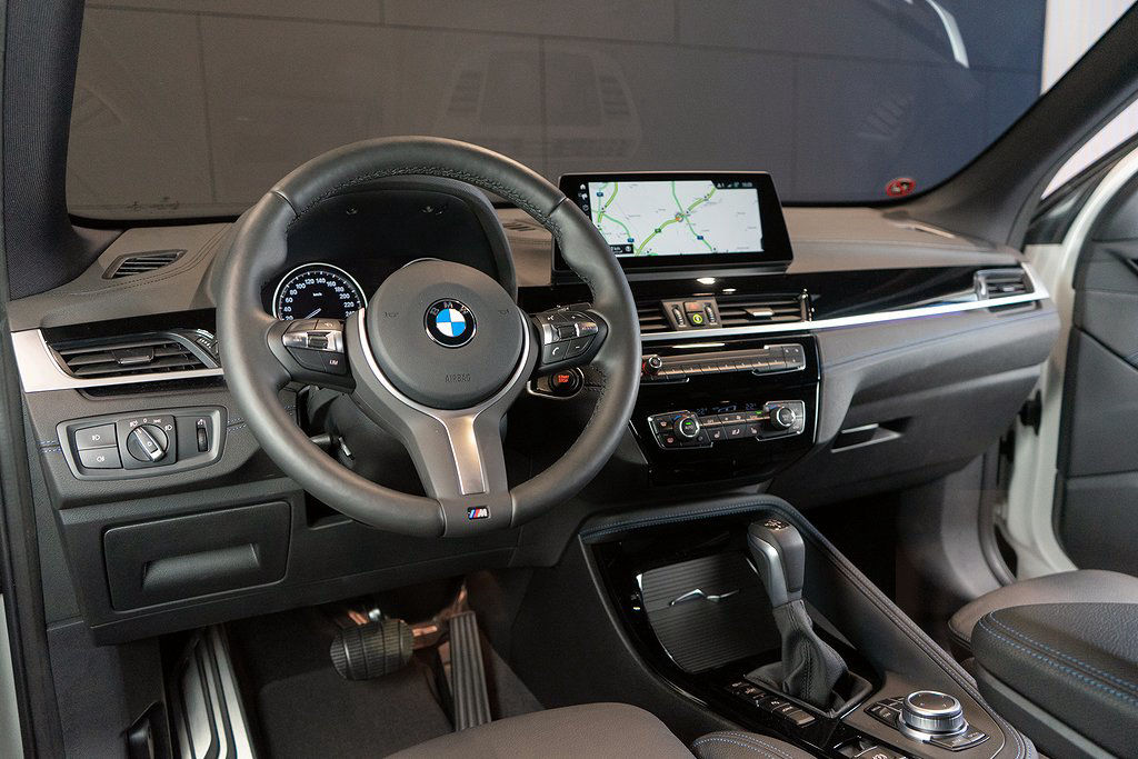 BMW X1 xDrive 25e M-Sport / Connected / Läder / Drag/ 19 tum