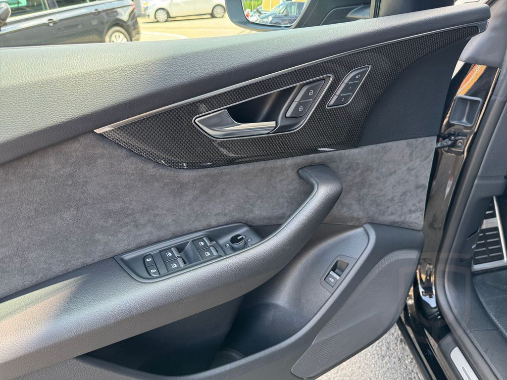 Audi SQ8 TFSI competition plus quattro AHK MATRIX