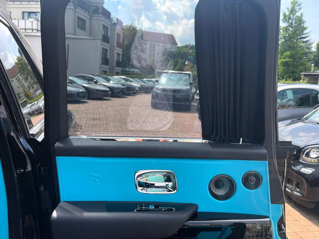 Rolls-Royce Cullinan Bespoke HUD TV