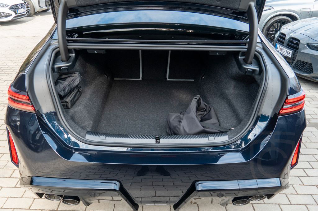 BMW M5 DR.ASS.PLUS.PANORAMA.B&W.360°.AHK.NEU MODELL