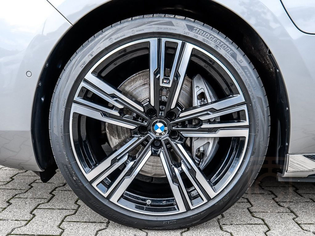 BMW 750e xDrive HUD PANO ACC 360°KAM RFK NAVI LED