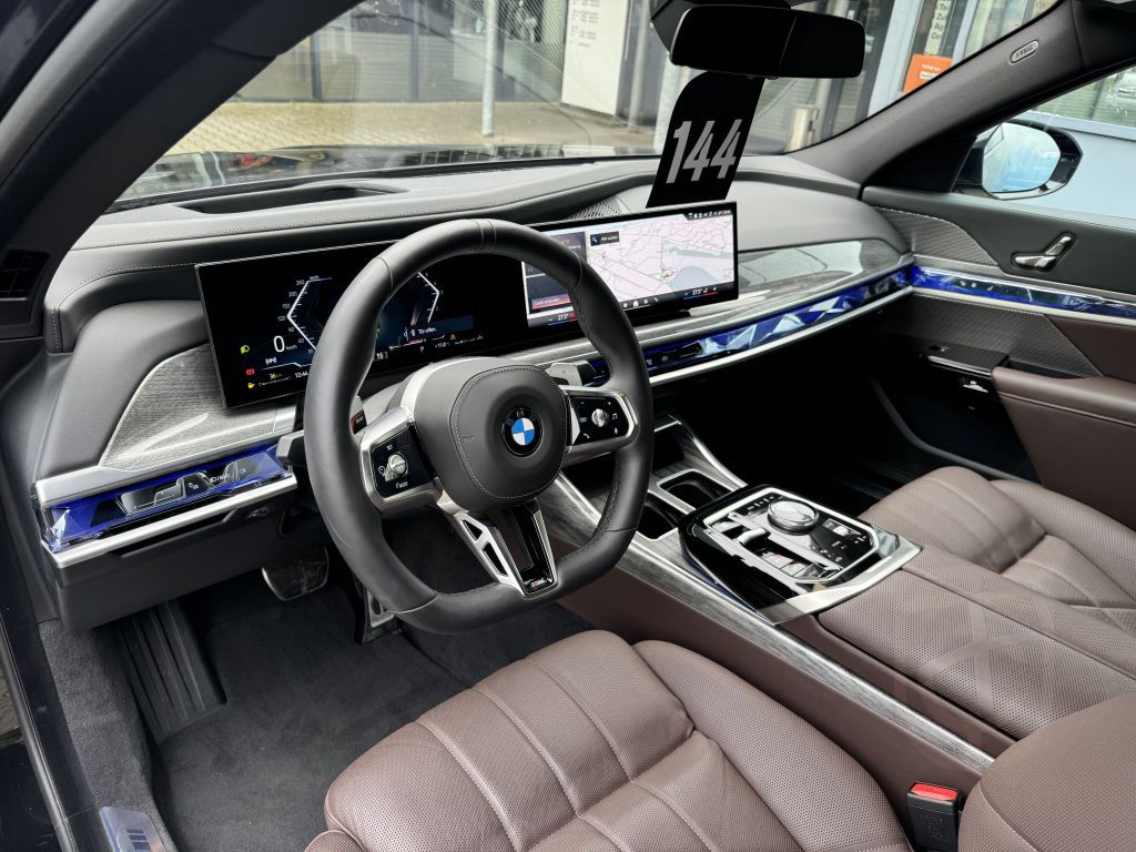 BMW 740d xDrive M Sport StandHzg PANO-SKY Autobahnas