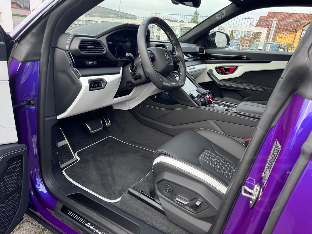 Lamborghini Urus S"Viola Mithras-Nero Ade / Akrapovic