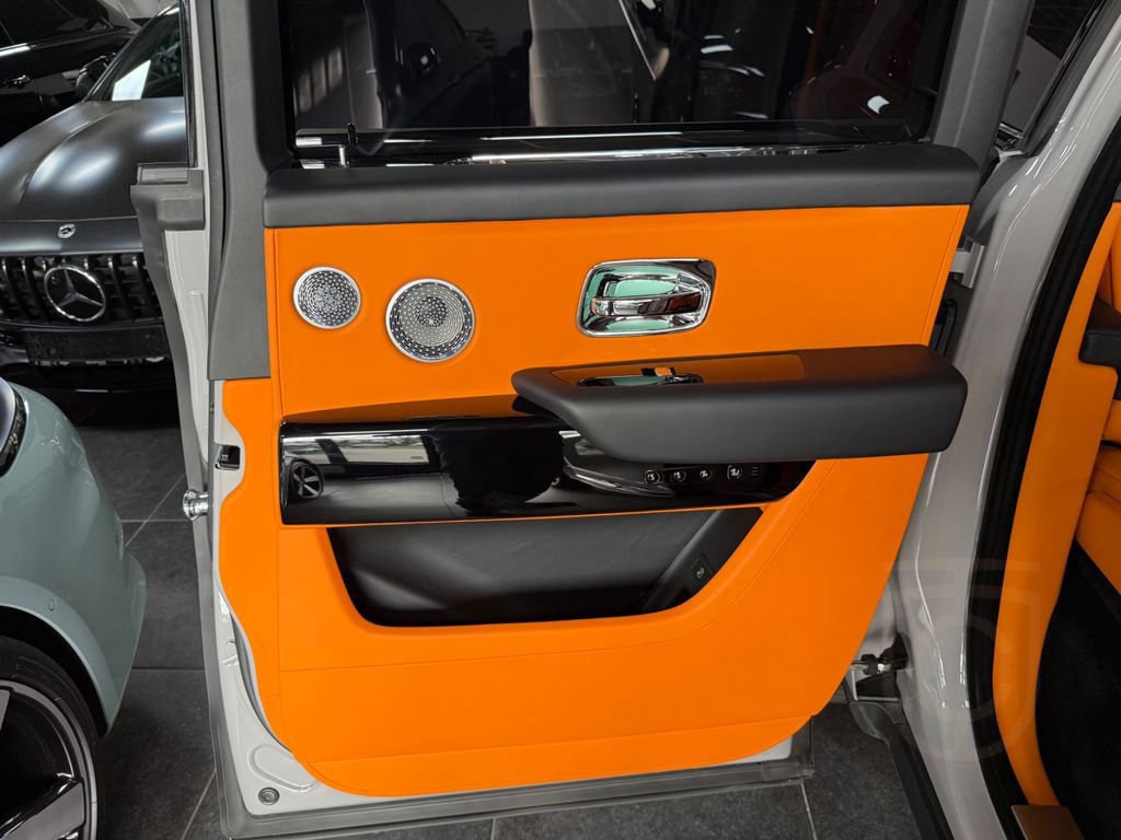 Rolls-Royce Cullinan- 4 seats- Bespoke- Starlight- Tables+TV