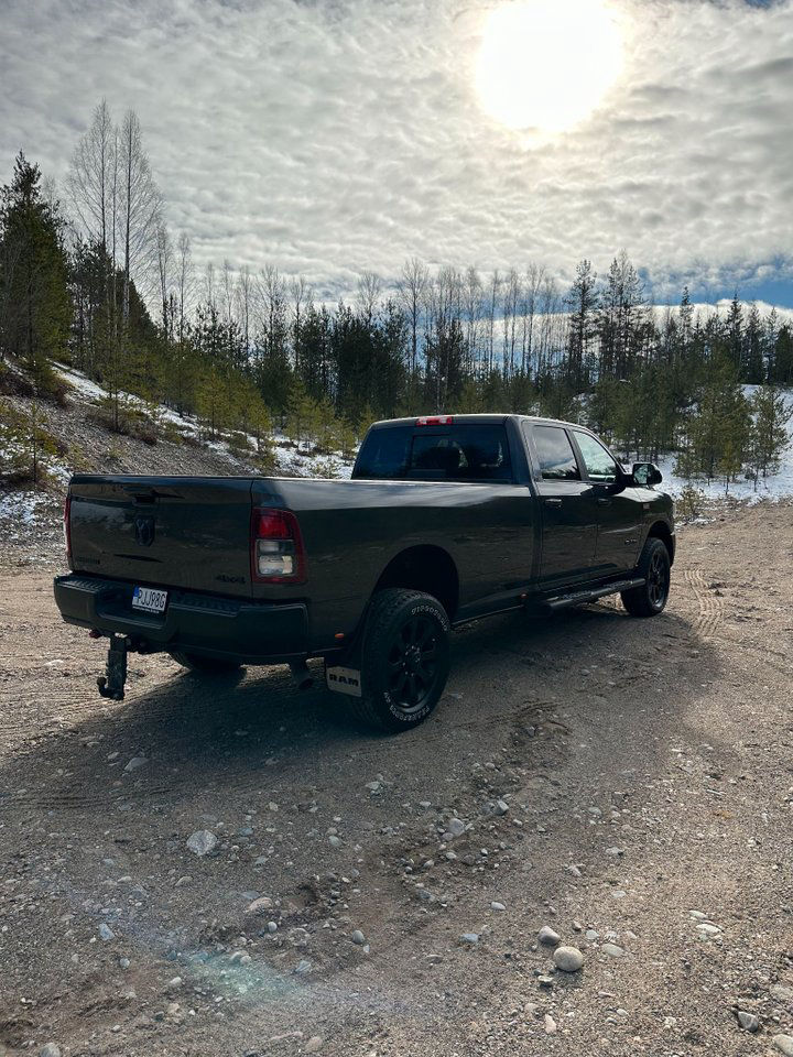 Dodge RAM 3500 CREWCAB - 6.4L HEMI V8 -