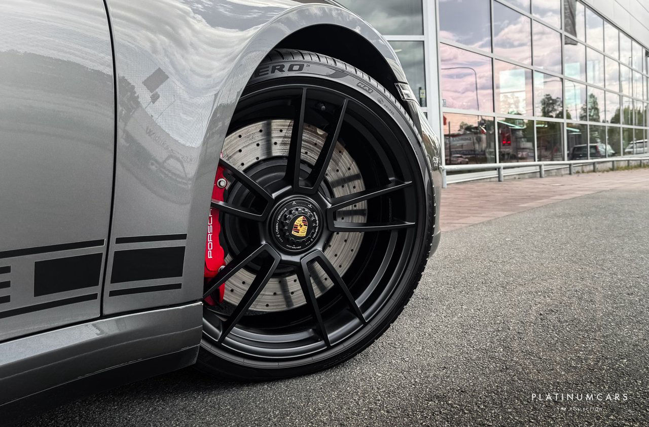 Porsche 911 992 Carrera 4 GTS