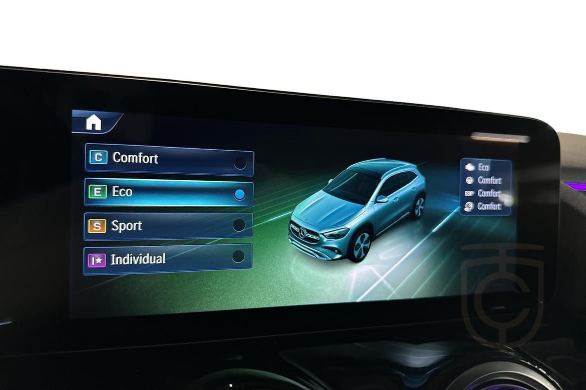 Mercedes-Benz GLA 200 AMG Panorama 360° Distronic