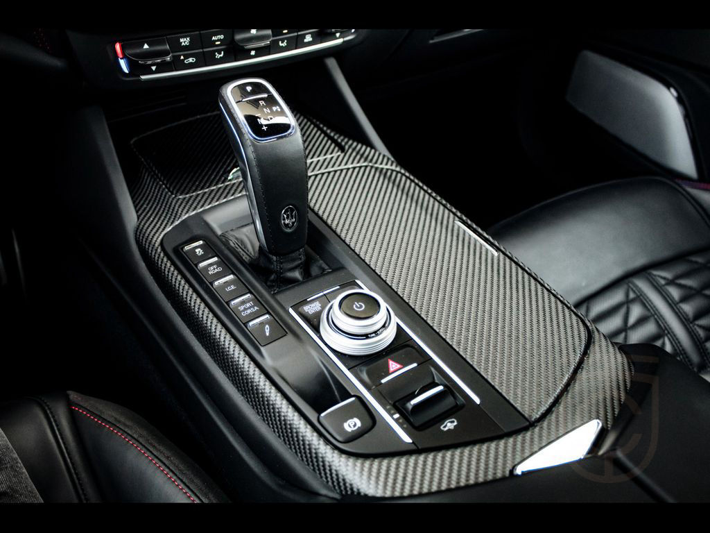 Maserati Levante V8 TROFEO°NERO ASSOLUTO°CARBON 2x°B&W