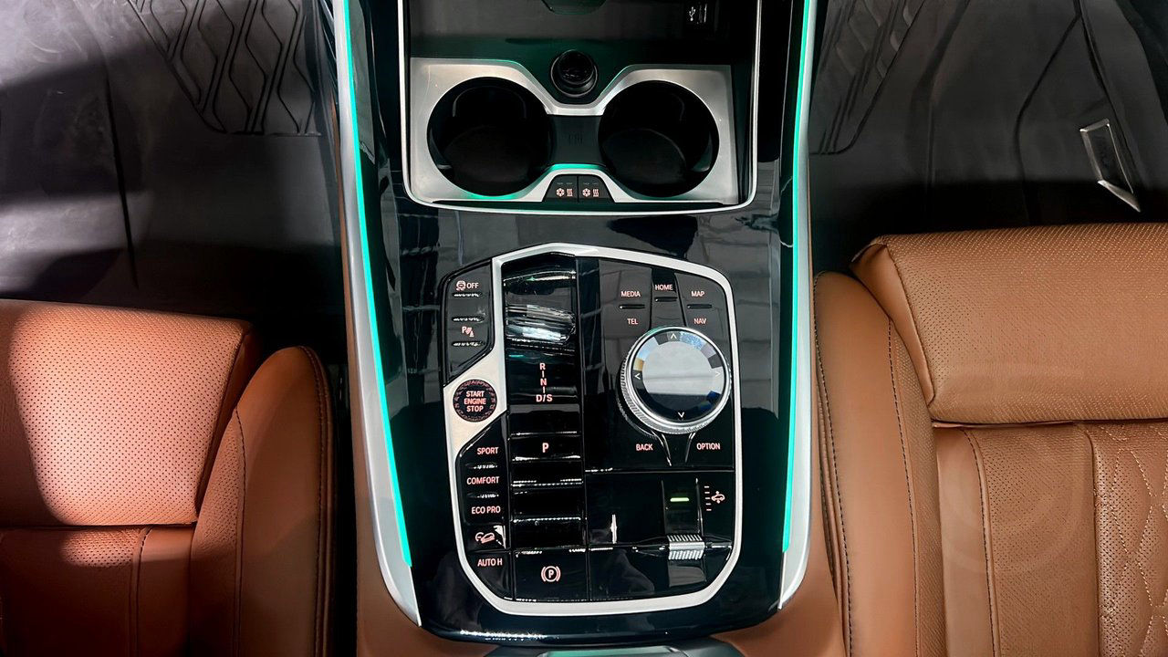 BMW X7 xDrive40i B&W