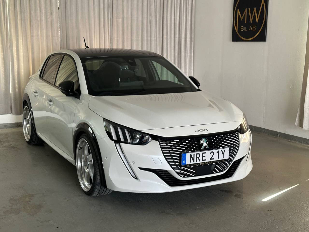 Peugeot E-208