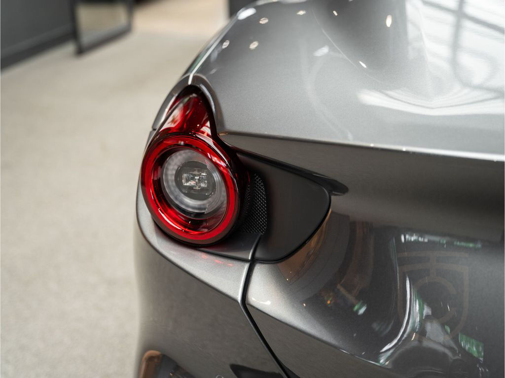 Ferrari Portofino M V8 HELE Carbon Daytona Seats 3.9 Por