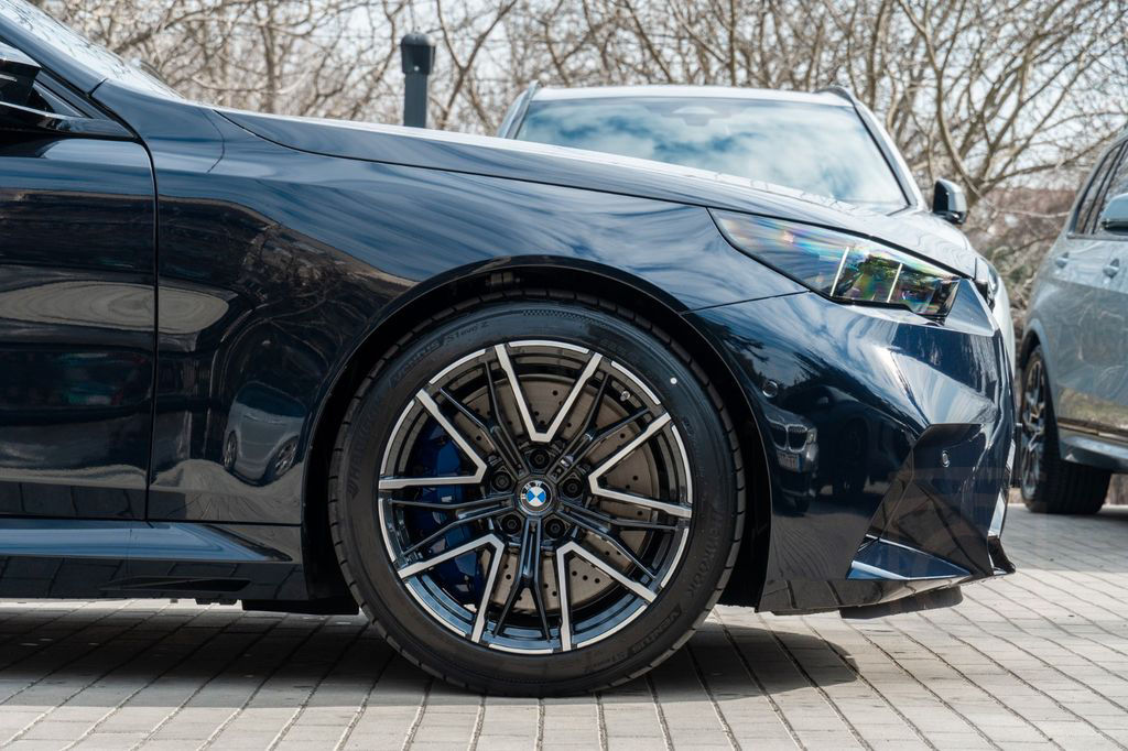 BMW M5 DR.ASS.PLUS.PANORAMA.B&W.360°.AHK.NEU MODELL