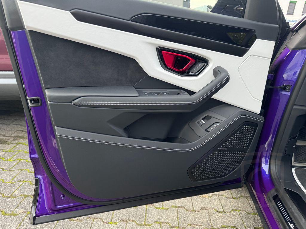 Lamborghini Urus S"Viola Mithras-Nero Ade / Akrapovic