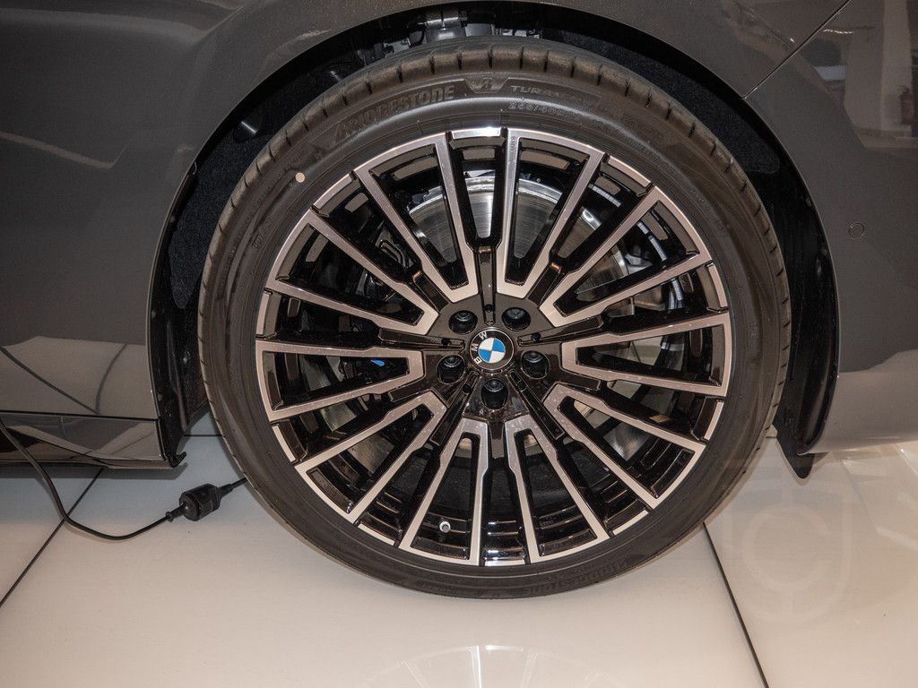 BMW 740d xDrive M-Sport ACC SITZBELÜFTUNG PANO 360°