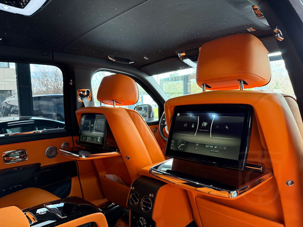 Rolls-Royce Cullinan- 4 seats- Bespoke- Starlight- Tables+TV