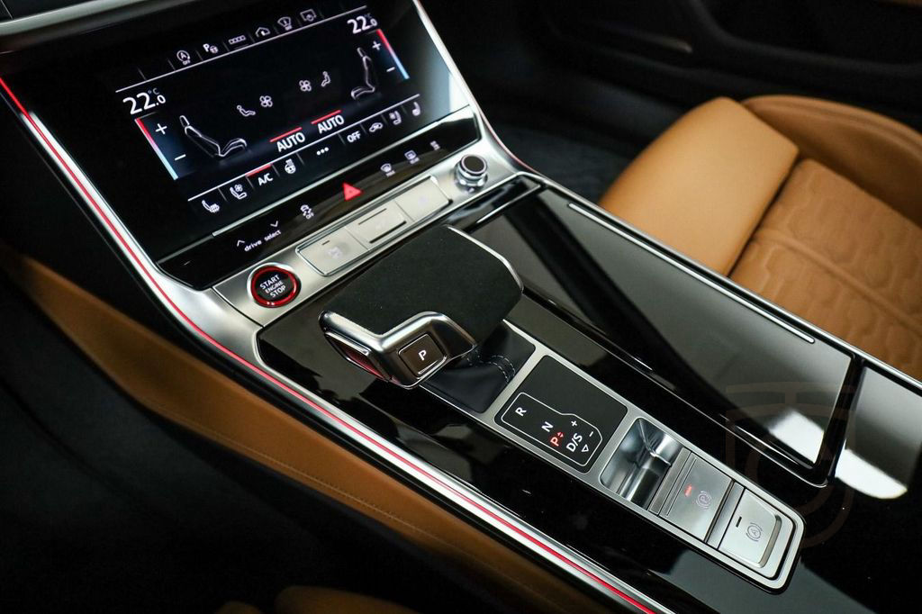 Audi RS 6 Avant HUP*KERAMIK*305KMH*LASER*AHK*PANO