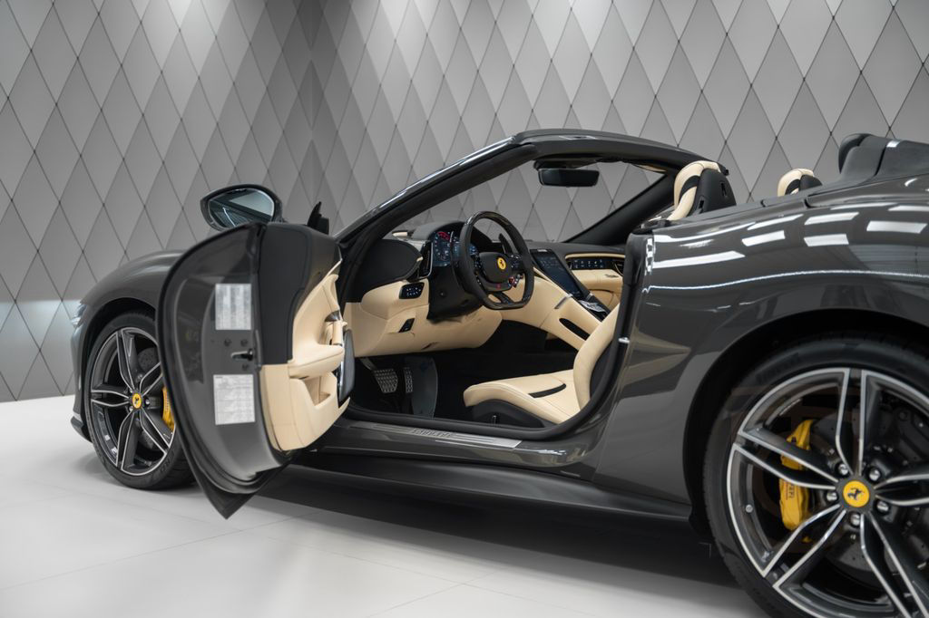 Ferrari Roma Spider 2025 GREY/BEIGE XLED CAMERA