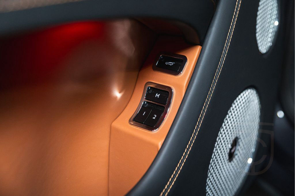 Bentley Bentayga Azure V8 |Black Line|Touring Spec|22" T