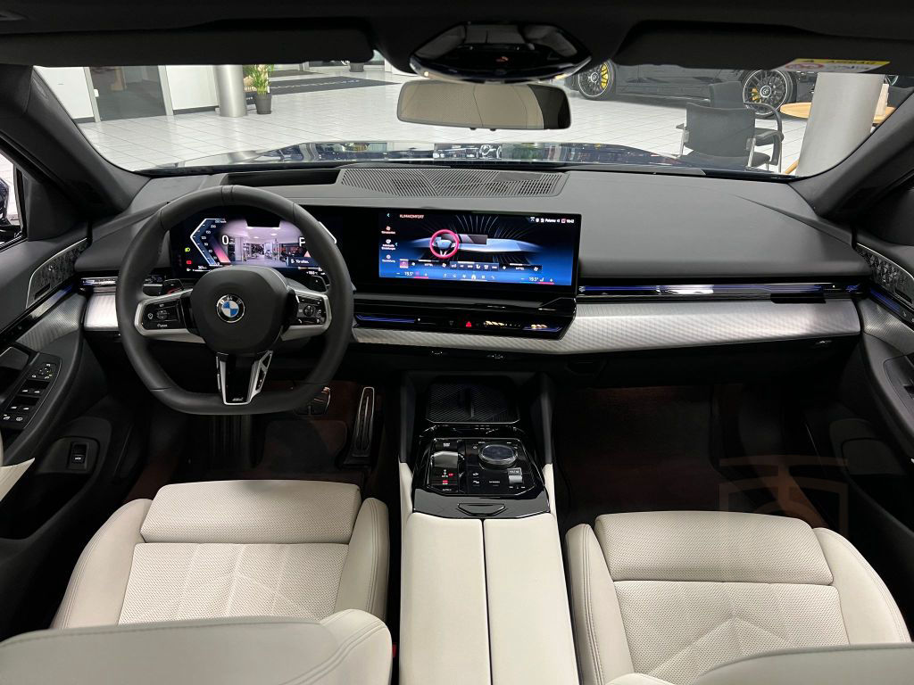 BMW 540 d xDrive M-Sport*HUD*PANO*B&W*KEYL*AHK*360°
