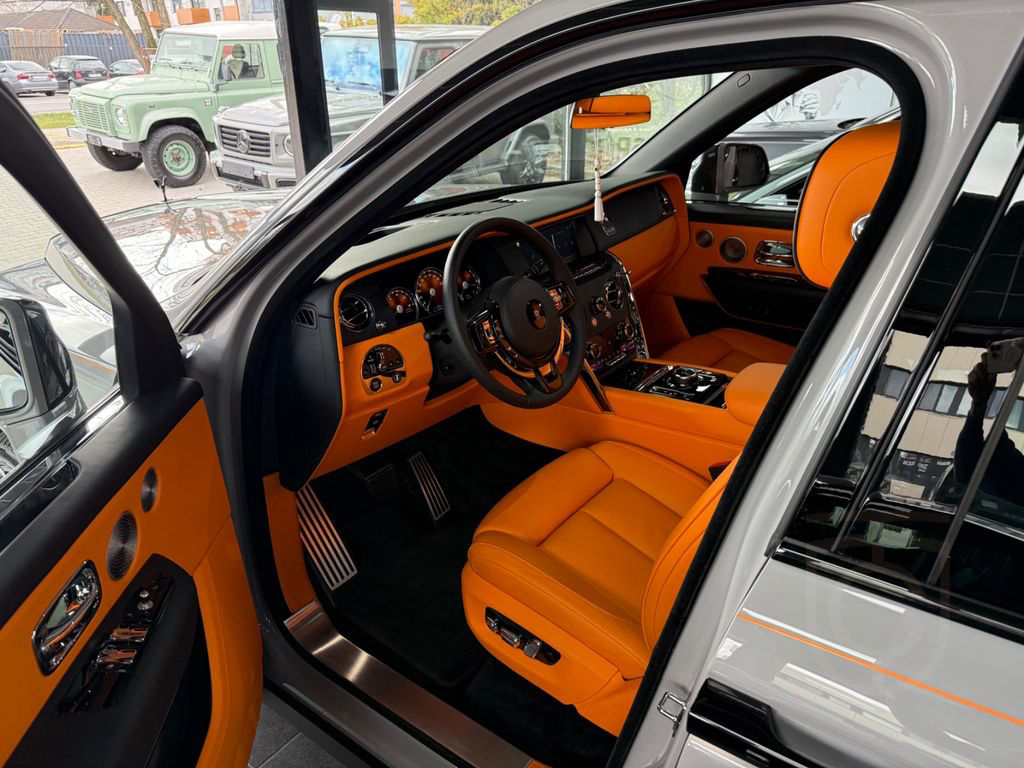 Rolls-Royce Cullinan- 4 seats- Bespoke- Starlight- Tables+TV