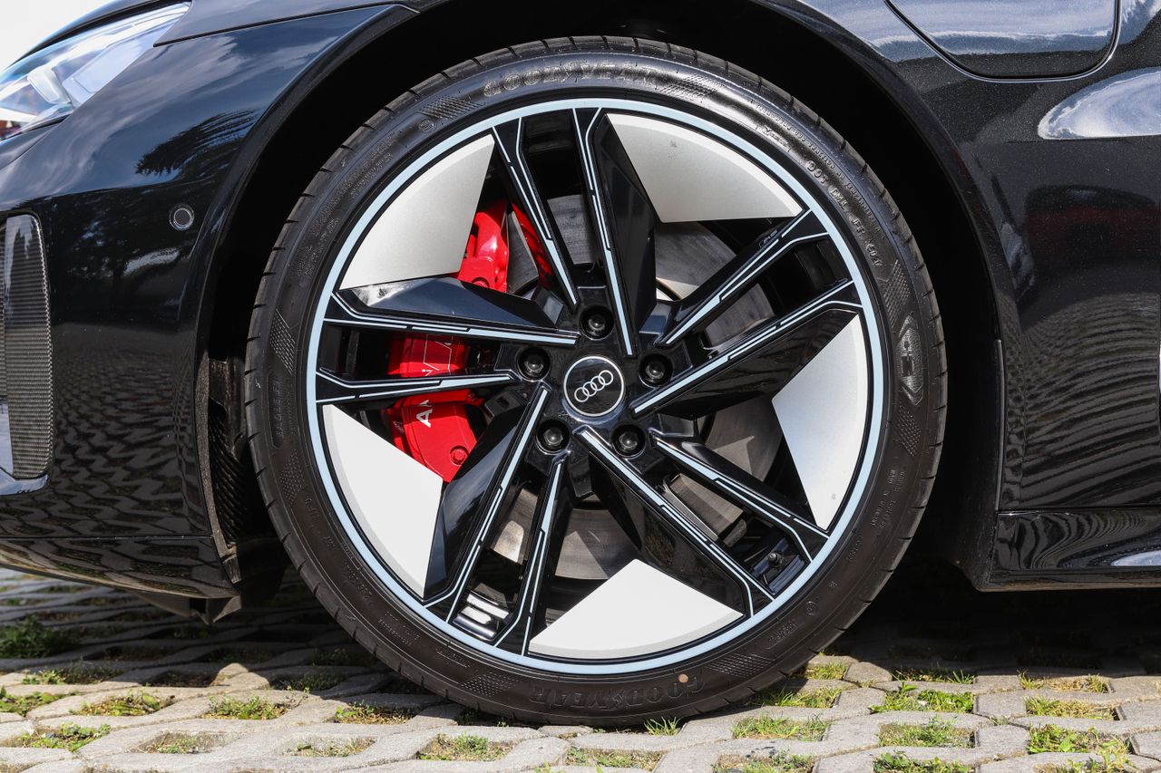 Audi RS e-tron GT/440kW/Masáž/HUD/Noční Vidění SKLADEM