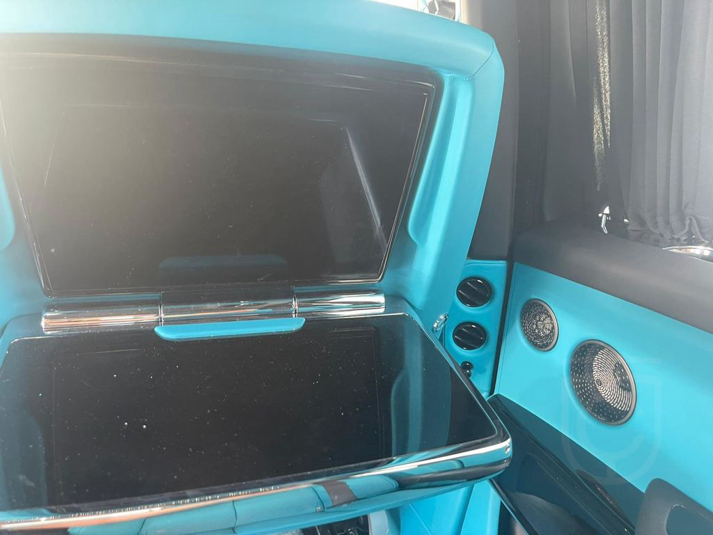 Rolls-Royce Cullinan Bespoke HUD TV