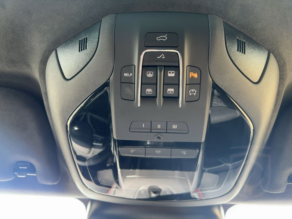 Maserati Levante TROFEO MY23 V8 580PS AWD Nero&Nero