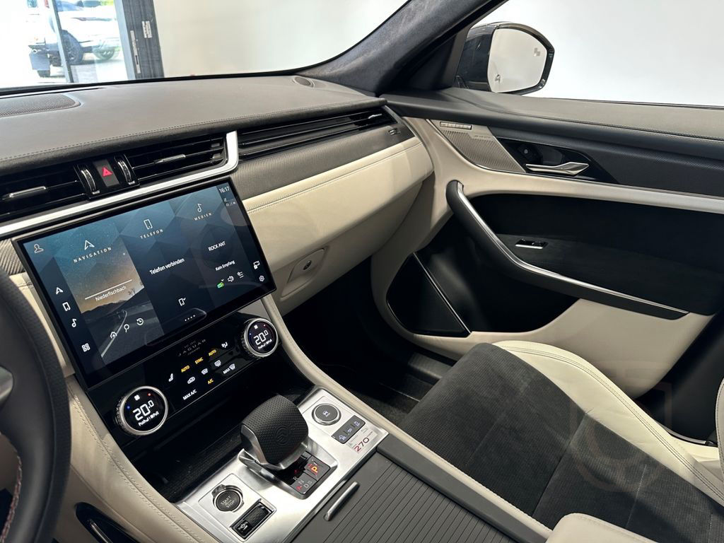 Jaguar F-Pace P550 SVR AHK 22''LM PANODACH HEAD-UP ACC