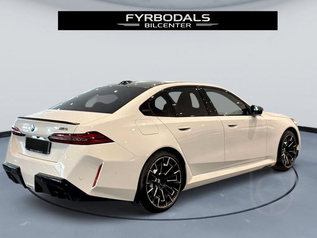 BMW M5 xDrive G90 727hp Hybrid TOWBAR B&W HUD *VAT*