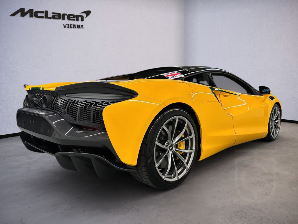 McLaren Artura / MSO Volcano Yellow / Full Carbon Fibre